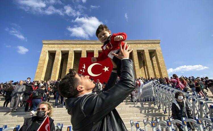 <p>Cumhuriyetin kurucusu Ulu Önder Gazi Mustafa Kemal Atatürk'ün ebedi istirahatgahı olan Anıtkabir, 29 Ekim Cumhuriyet Bayramı dolayısıyla ziyaretçi akınına uğradı. </p>

<p> </p>
