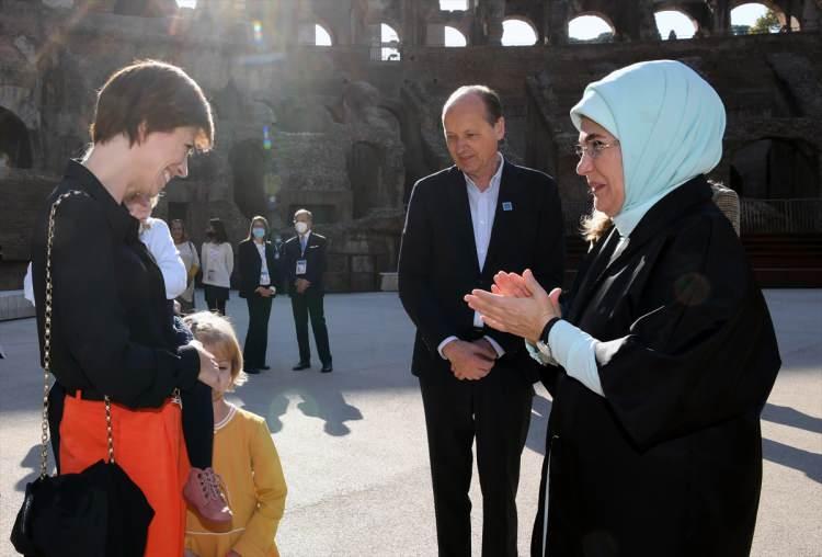 <p>Yemeğin ardından Maria Serenella Cappello, Emine Erdoğan ve lider eşlerine Giardino all'İtaliana adı verilen bahçeyi gezdirdi.</p>