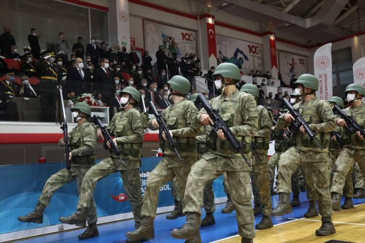 <p>29 Ekim Cumhuriyet Bayramı, Samsun'da düzenlenen törenlerle kutlandı. Sağanak yağış nedeniyle Mustafa Dağıstanlı Spor Salonunda düzenlenen törende resmi geçit töreni yapıldı.</p>
