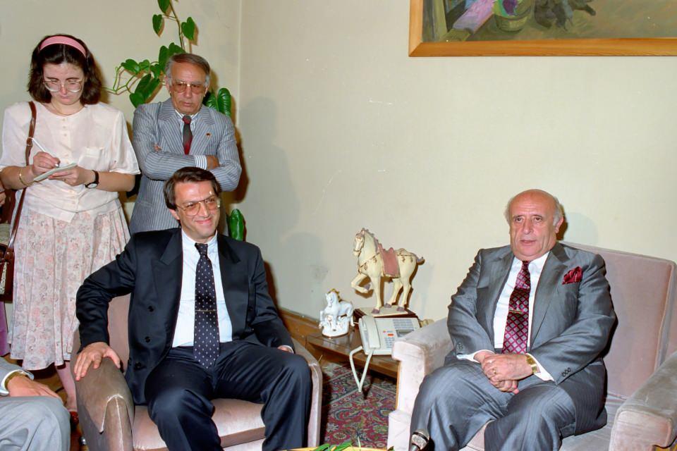 <p>Mesut Yılmaz, 25 Kasım 1998'de, CHP'nin, kendisi ve Devlet Bakanı Güneş Taner için verdiği gensoru önergelerinin TBMM'de kabul edilmesinden sonra istifa etti.<br />
<br />
<strong>Fotoğraf: 9 Ağustos 1991'de dönemin Başbakanı Yılmaz (solda), DYP Genel Başkanı Süleyman Demirel'i ziyaret etti. (Arşiv)</strong></p>
