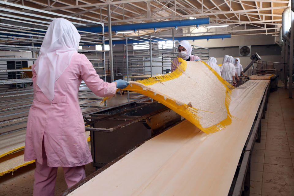 <p>Yıllık yaklaşık 700 ton kapasiteyle üretim yaptıklarını ifade eden Çiftarslan, Kahramanmaraş genelinde ise 1700 tonluk üretim olduğunu, bunun da yaklaşık yüzde 45'inin ihraç edildiğini kaydetti.</p>
<p> </p>
