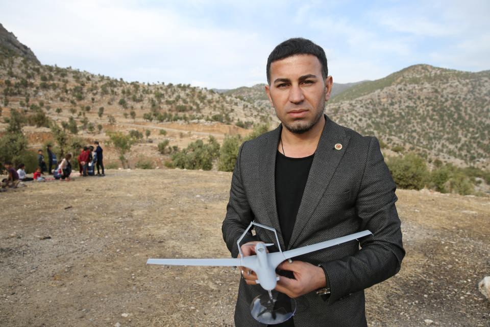 <div>Köy sakinlerinden Metin Tutuş, İHA'ların uçuş denemelerinin yapıldığı Gabar Dağı eteklerinde çocuklarla kendilerine gönderilen maket İHA'ları tamamladıklarını aktararak, Baykar Teknoloji Şirketi'ne ve Selçuk Bayraktar'a teşekkür etti.</div>
<div> </div>