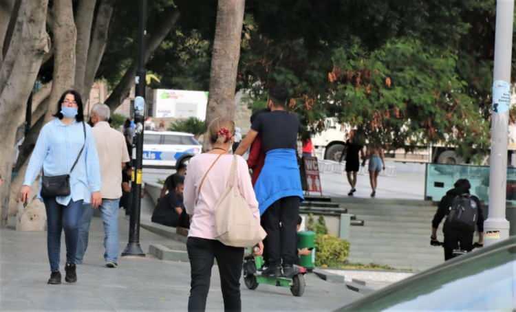 <p>Antalya’da polis ekipleri tarafından scooter kullananlara yönelik olarak yapılan ‘şok’ denetimde adeta ceza yağdı. 80 kuruşa kiraladıkları scooterlar ile kaldırım ve tramvay yolunu kullanan 4 gence 144 lira ile 314 lira arasında değişen miktarlarda para cezası uygulandı.</p>
