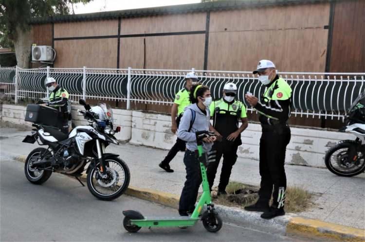 <p>Antalya’da son günlerde kullanımı artan ve trafikte tehlike oluşturan ‘martı’ olarak bilinen scooterlara yönelik polis ekipleri tarafından şok denetim yapıldı.</p>
