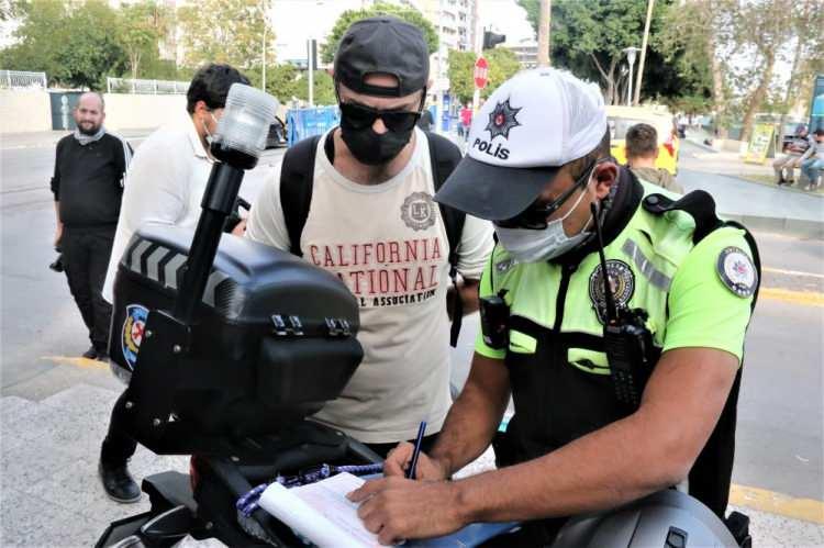 <p>Denetimde Karayolları Trafik Kanunu kapsamında, kaldırımda scooter kullanan 4 kişiye 144 lira ile 314 lira arasında değişen miktarlarda para cezası uygulandı. Yedikleri cezalar ile hayatlarının şokunu yaşayan bazı gençler ise scooterlarını elektrik direklerine park ederek uzaklaştı.</p>