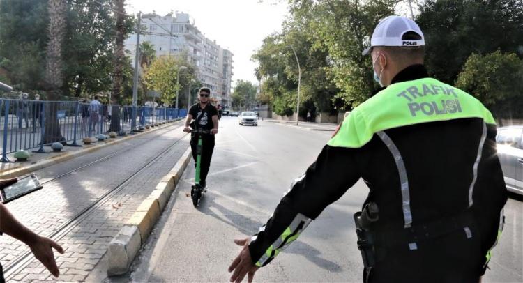 <p><strong>“Ceza yiyeceğim hiç aklıma gelmezdi”</strong></p>
<p>Yaya yolunda kullanmaktan ötürü 314 TL para cezası yazılan Abdullah Durhan, “Dakikalık olarak kiralanıyor. 80 kuruş dakikası. Bir 5 dakika falan bindim. 314 TL ceza yedim. Kurallara uymadığım için pişmanım. Yaya yolunda kullandığım için ceza yedim. Nerede kullanılacağını öğrendim. Ceza yiyeceğim hiç aklıma gelmezdi. Ceza sürpriz oldu” dedi.</p>