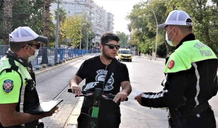 <p><strong>“144 TL para cezası yedim”</strong></p>
<p>Ceza yiyen bir diğer genç Efe Eroğlu ise “144 TL para cezası yedim. Kanun kanundur, ben kanuna uyarım. Antalya’da bu bölgede özellikle bu yolun kullanılması gerekiyor. Tramvay yolunu kullandım. Cezayı öderim. Açılış ücreti 2 TL alınıyor. Dakika üzerinden ücretlendiriliyor. Dakikası 70-80 kuruş olarak biliyorum. 10 dakika falan oldu ben bineli” dedi.</p>