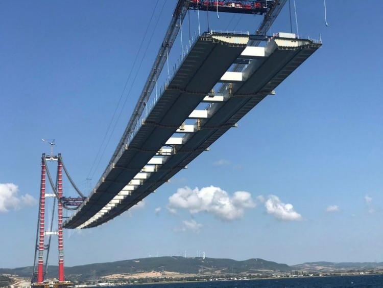 <p>Köprü tabliyesi 45 metre genişlikte ve 3,5 metre yükseklikte ikiz tabliye olarak planlandı. Çelik kule yüksekliği 18 Mart Çanakkale Zaferini simgeleyecek şekilde 318 metre olacak köprü, 2x3 şeritli olarak trafiğe hizmet edecektir."</p>