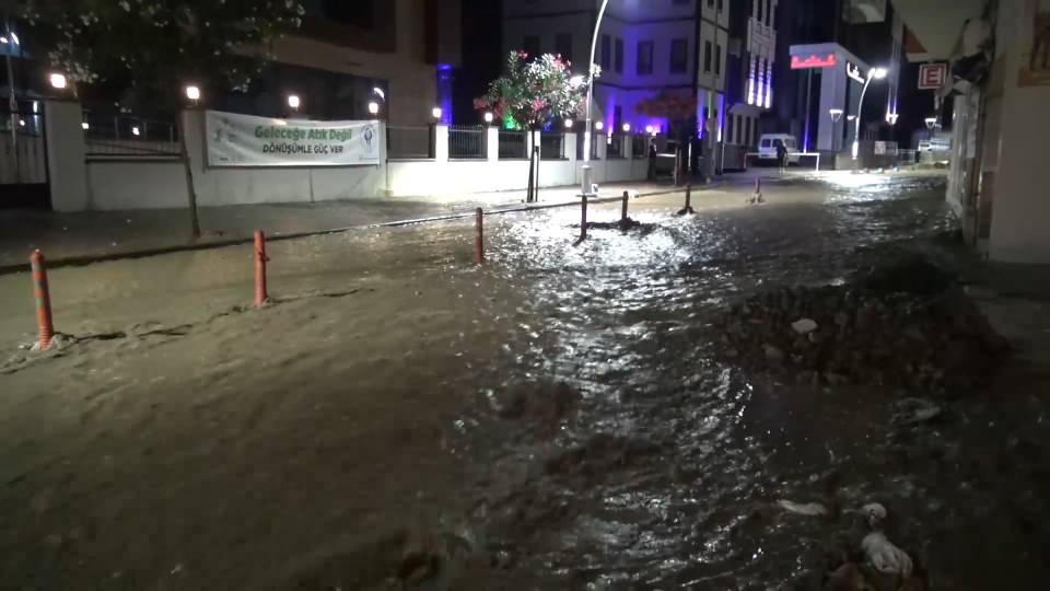 <p>Bu çalışmaları hem mevcut dere yataklarını genişleterek hem de şehrin yukarısından dağ yamaçlarından düşey noktalarında tersip bentleri yaparak, oralardan gelen rüsubatların şehirde düz noktadaki dere yataklarını doldurmasını ve kinci bir yağmurda taşkınlık yapmasını önleyeceğiz.</p>
