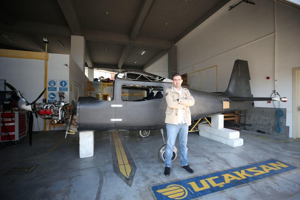 <p>"Uçağımızın tüm tasarımı ve üretimi bize ait. Uçağın motor ve aviyonik sistemler haricinde tamamını kendi tesislerimizde üretiyoruz. 750 kilogram toplam kalkış ağırlığına sahip. </p>