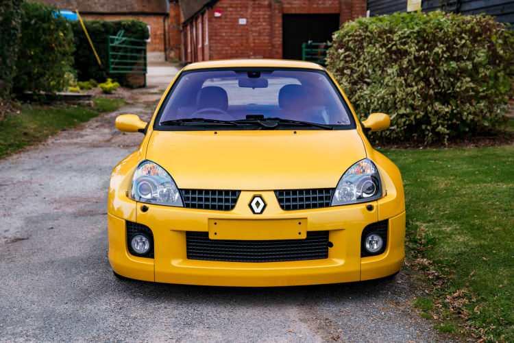 <p>Renault Clio V6 sadece 1.309 adet üretildi. İngiltere’de Renault Sport’un ikonik Sıvı Sarı rengine boyanmış sadece 18 örnekten biri.</p>
