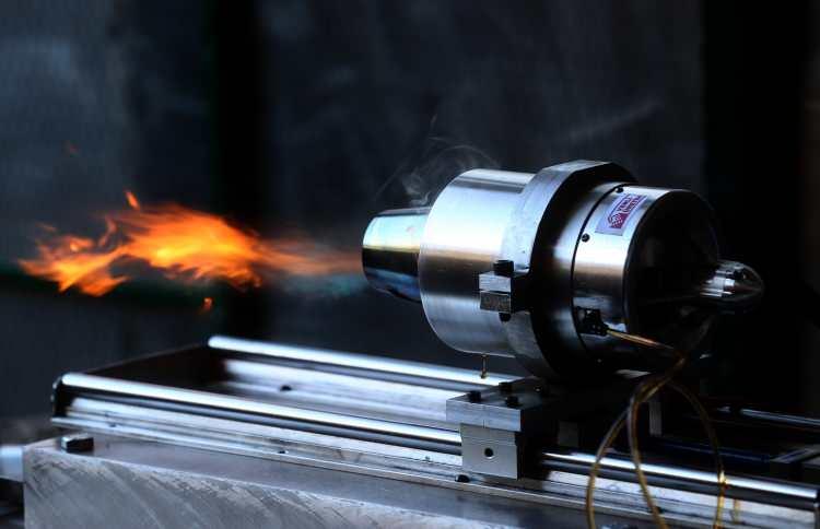 <p>"100 ve 200 nevtonluk motorlarımızı hobi sektörü için ürettik. Mikro bazlı jet motorların prototip aşamasında Türkiye'deki ilk üreticisiyiz. Bu motorlar yurt dışından alınıyor. Bakım ve temin konusunda sıkıntılar yaşanıyor. Bu alandaki ihtiyaçları dikkate alarak 2 motor ürettik. Sivil havacılık ihtiyaçları için motorlarımızı büyüterek çalışmalarımıza devam etmek istiyoruz. Bu motorlarımız küçük çaplı, motorlarımızı 1500 nevtona kadar çıkarmayı planlıyoruz. Tasarımlarımız var, talep doğrultusunda savunma sanayisi için de motorlar tedarik edebiliriz."</p>