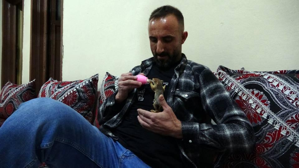 <p>Biberonla süt veriyoruz ve 2 günde bir banyosunu yapıyoruz” dedi.<br />
 </p>
