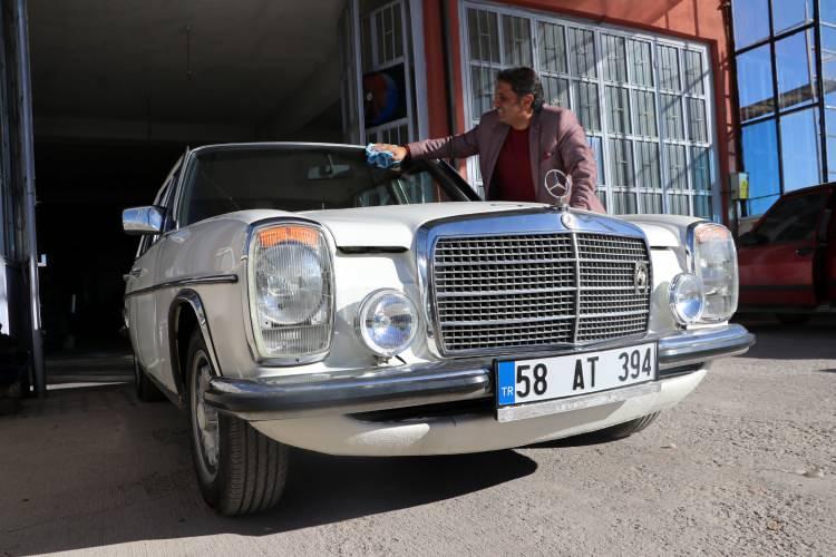<p><strong>Olgun</strong>un arkadaşı Yılmaz Coşkun, Hatay’da 1975 model bir Mercedes buldu. Hatay’a giderek satın aldıkları otomobil üzerinde 6 ay süren bir yenileme çalışması yapıldı.</p>
