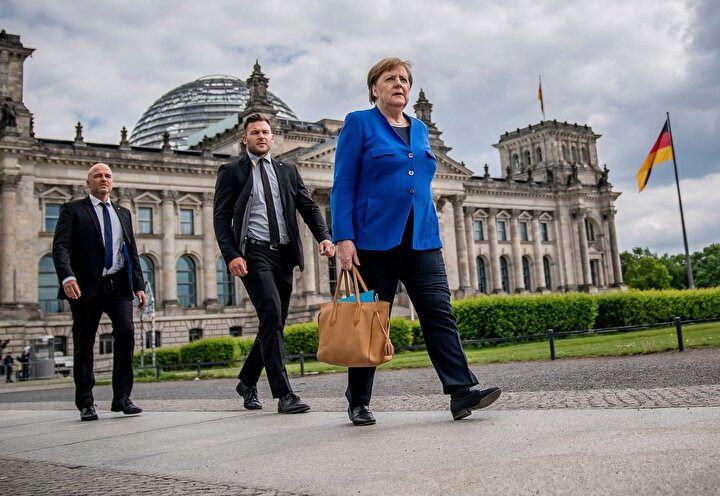 <p>Merkel ceketin aldığına giydiği tişört ve bazen taktığı sade bir kolyeyle kendi moda tarzını oluşturdu. Bettina Schoenbach, 2007’den beri Merkel’in terzisi olarak çalışıyor.</p>

<p> </p>
