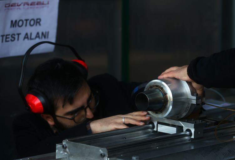 <p>Kendisinin TUSAŞ lojmanlarında doğduğunu ve çocukluklarının TUSAŞ'ta geçtiğini ifade eden Pehlivanoğlu, şöyle konuştu:</p>
