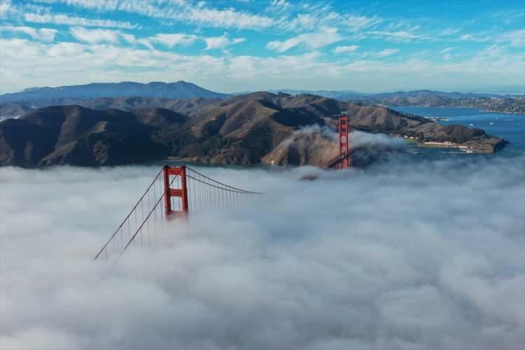 <p>San Francisco şehrinin simge yapılarından Golden Gate Köprüsü, etkili olan sis ile güzel görüntüler oluşturdu.</p>
