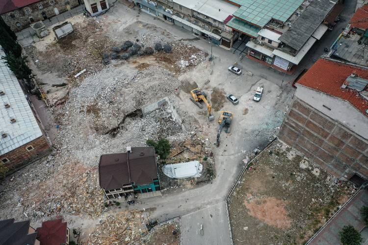 <p> Çalışmalar sıkı bir şekilde yürütülüyor. Bununla birlikte Hanlar Bölgesi'nin turizme kazandırılmasıyla Bursa da dünyada önemli bir yer haline gelecek. Biz de bunun anlatımını, görselliğini her alanda reklamını bu doğrultuda yapacağız."</p>
