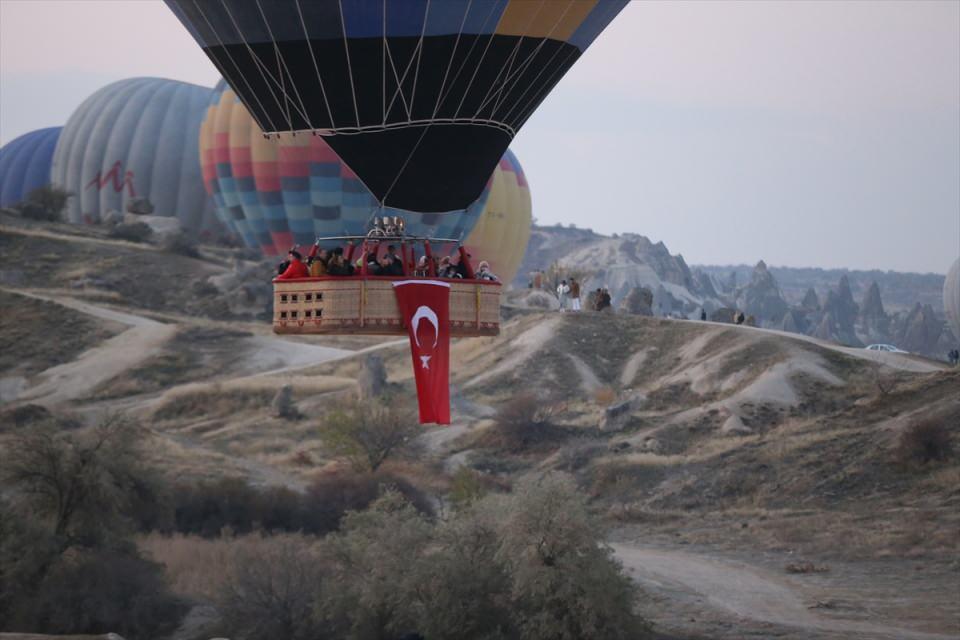 <p>Doğal, tarihi ve kültürel zenginlikleri ile tanınan Kapadokya bölgesinde sıcak hava balonları, 29 Ekim Cumhuriyet Bayramı dolayısıyla Türk bayrakları ve Atatürk posterleriyle havalandı.</p>

<p> </p>
