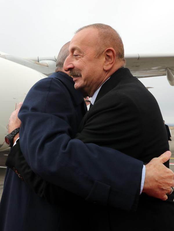 <p>Azerbaycan Cumhurbaşkanı İlham Aliyev tarafından karşılanan Erdoğan, Fuzuli Uluslararası Havalimanı'na inen ilk devlet başkanı oldu.</p>
