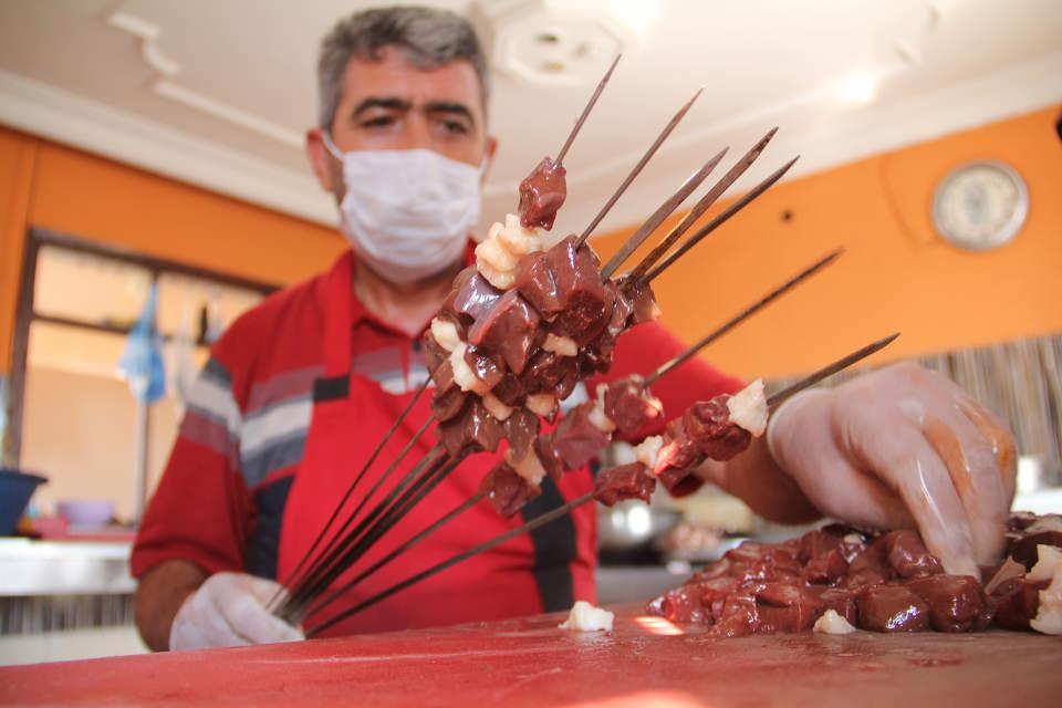 <p>Kırıkhan ilçesindeki kebap ustaları yoğun talebe yetişmek için sabahın erken saatlerinde güne hazırlık için tezgahlarının başında oluyor.</p>

<p> </p>
