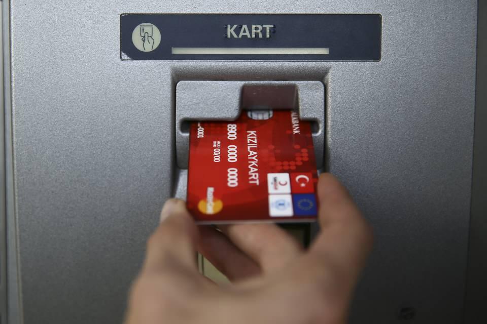 <p>Kızılay Kart aracılığı ile vatandaşlar ihtiyaçlarını rahatlıkla karşılayabiliyor. (Arşiv)</p>