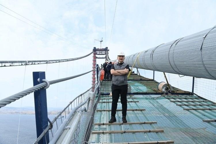 <p>Avrupa ve Asya ankraj bloklarında imalatların yüzde 99 oranında tamamlandığına dikkati çeken Karaismailoğlu, "Fabrikada, tabliye panel ve blok imalatları tamamlandı. Bugüne kadar; orta açıklıkta 43 adet, yan açıklıklarda 38 adet olmak üzere olmak üzere toplamda 81 adet tabliye bloğunun montajı bitirildi. Montajları tamamlanan tabliye bloklarındaki kaynak çalışmalarına devam ediliyor. </p>
