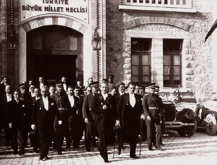 <p>Türk milletinin tarihinde yeni bir devrin kapılarının açıldığı ve "Egemenlik kayıtsız, şartsız milletindir" sözünün devlet yönetiminde en belirgin şekliyle yerini aldığı Cumhuriyet'in ilanının üzerinden 98 yıl geçti.<br />
<br />
<strong>Fotoğraf:  29 Ekim 1930'da Mustafa Kemal Atatürk, Ankara'da 29 Ekim Cumhuriyet Bayramı Kutlamalarında. </strong></p>
