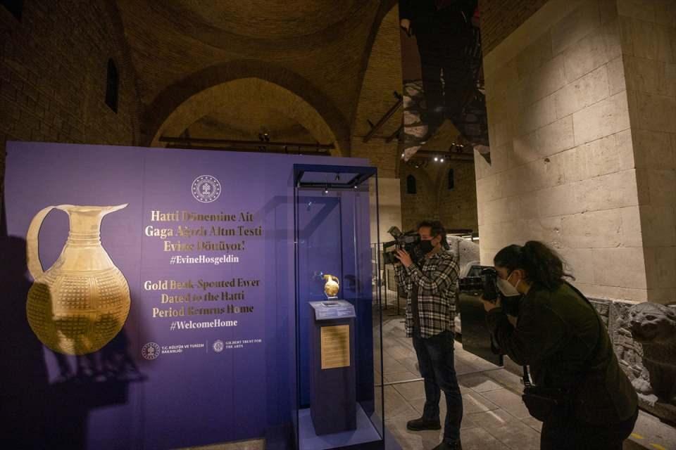 <p>Anadolu Medeniyetleri Müzesi uzmanları, eseri Alacahöyük ve Mahmatlar buluntuları ile karşılaştırmış ve stilistik olarak eserin Hatti dönemine ait bir kültür varlığı olduğunu doğrulamışlardır. </p>

