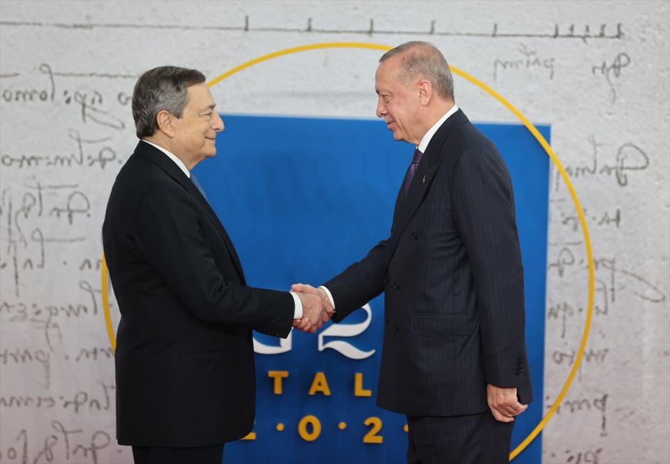 <p>G20 Dönem Başkanı İtalya'nın, Roma'daki Nuvola Kongre Merkezi'nde düzenlediği zirvenin açılışı, ev sahibi İtalya Başbakanı Mario Draghi'nin konuklarını karşılamasıyla yapıldı.</p>

<p> </p>
