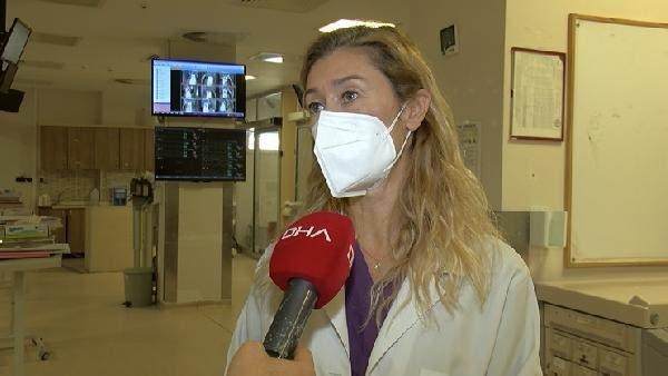 <p> Prof. Dr. Ayşe Özcan, "Covid-19 hastalarının odasına çok girilip çıkılması önerilmiyor. Sistem sayesinde dışarıdan hastayı rahatsız etmeden gözlemleyebiliyoruz. Hastada herhangi akut bir değişiklik olduğunda hızlı müdahale edebiliyoruz" dedi.</p>
