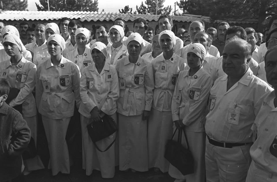 <p>Ramazan ayında yaklaşık 10 milyon kişinin ihtiyaçları karşılandı. Kurban Bayramı süresince ise 21 ülkede kesilen kurbanlarla 3 milyondan fazla aile kurban bereketini yaşadı.<br />
<br />
<em><strong>Fotoğraf: 18 Eylül 1981'de hacda görev yapacak olan Kızılay kafilesi Suudi Arabistan'a gitmek üzere yola uğurlanmıştı. (Arşiv)</strong></em></p>