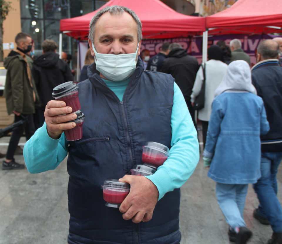 <p>Ardından büyükçe bir süzgeçten geçirilerek ayrılan üzüm suyuna su, şeker ve mısır unu ilave edildi. Karışım koyulaşana dek kaynatılan pepeçura hazır hale getirildi. </p>
