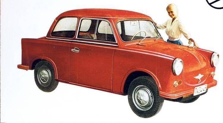 <p>HALKIN OTOMOBİLİ</p>

<p>1958’de “halkın otomobili” diye lanse edilen “Trabant” (ya da halk arasındaki adıyla ‘Trabi’), lüks Alman otomobil markası “Horch” için çalışan Dr. Werner Lang tarafından tasarlanıp geliştirilmişti. 1958’de piyasaya çıkan ilk Trabi’ler, minik ve şirin tasarımıyla dikkat çekiyordu. Trabant 601 (P50 modelinin temellerini kullanmıştı), Batı ülkelerinin uyguladığı ambargo nedeniyle, büyük ölçüde “geri dönüştürülmüş parçalardan” meydana getirilen “duroplast” denilen bir maddeden üretiliyordu. Sovyetler Birliği’nden alınan “atıkların geri dönüştürülmesiyle imal edilen” bu kompozit madde, aracın hafif olmasını sağlıyordu. Şasi dışında tüm gövde duroplasttandı. Zira çelik, bu ülkede pek fazla bulunabilen bir şey değildi.</p>
