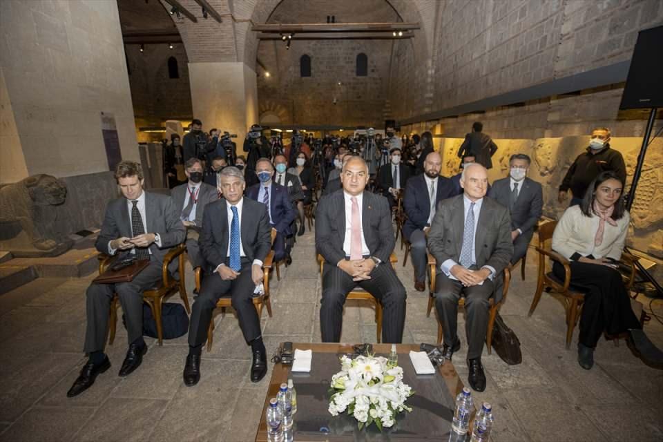 <p>Esere ilişkin metal bileşen verilerinin kıyaslamaları ise bakanlığımıza bağlı Ankara Restorasyon ve Konservasyon Bölge Laboratuvarı uzmanlarınca yapılmıştır.</p>
