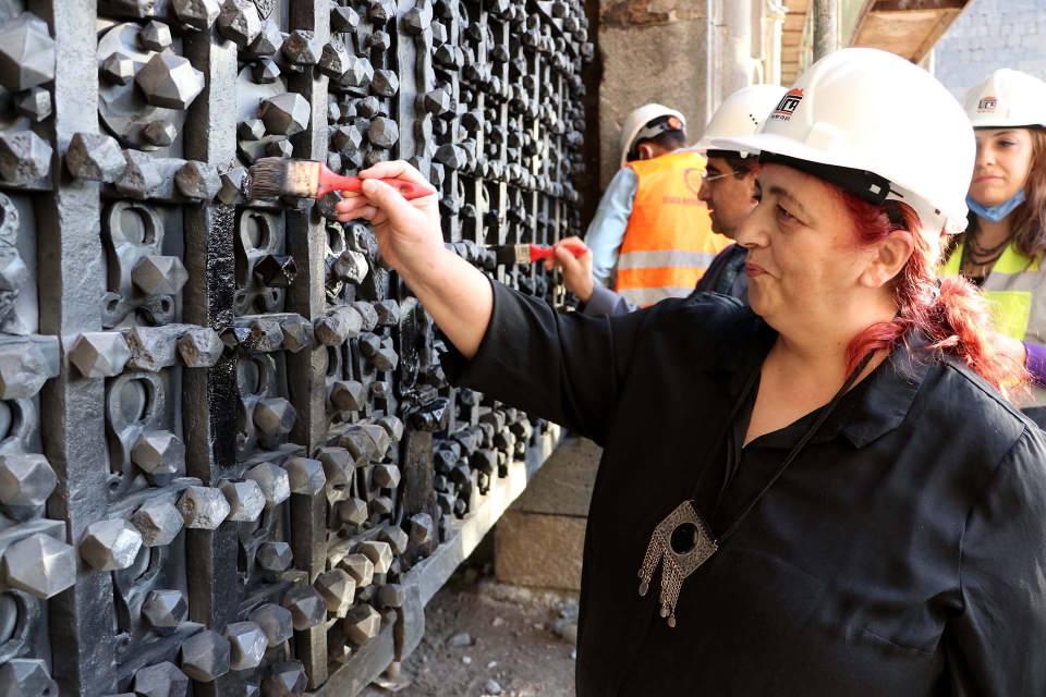 <p>Görsel zenginlik açısından en nitelikli kapı olarak değerlendirebiliriz. Urfakapı'nın diğer bir özelliği de savaş dönemlerinde sultanın sefere çıkarken kullandığı ana kapıdır. Bu yönüyle diğer kapılardan ayrı bir nitelik taşıyor.</p>
