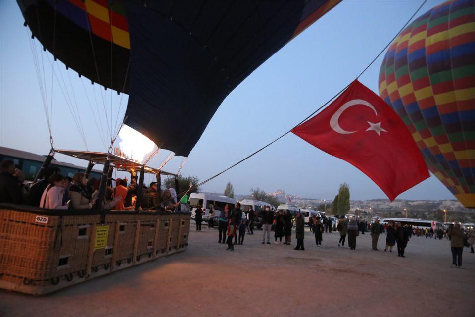 <p>UNESCO Dünya Kültür Mirası Listesi'ndeki peribacaları ve doğal kaya oluşumlarıyla kaplı vadileri, kayadan oyma tarihi manastır, yer altı yerleşim merkezleri ve çeşitli tur etkinlikleriyle bilinen Kapadokya'daki sıcak hava balonlarının sepetlerine, bu sabah uçuş öncesi Atatürk posterleri ve Türk bayrakları asıldı.</p>

<p> </p>
