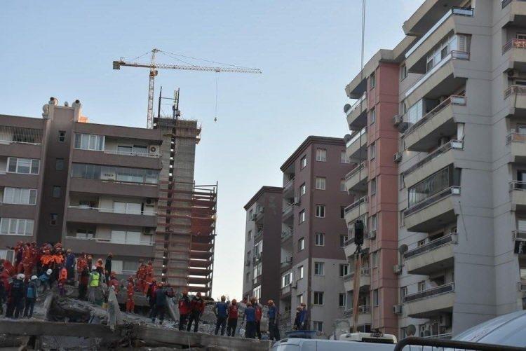 <p><strong>117 KİŞİ HAYATINI KAYBETTİ</strong><br />
 </p>

<p>İzmir'in Seferihisar ilçesi açıklarında 30 Ekim'de yaşanan 6,6 büyüklüğündeki depremden bu yana geçen 365 günde yaralar sarılırken yaşamını yitiren 117 kişinin acısı yüreklerden silinemedi.</p>

<p> </p>

<p>Dokuz Eylül Üniversitesi (DEÜ) Deprem Araştırma ve Uygulama Merkezi (DAUM) uzmanlarının imzasını taşıyan rapora göre, 30 Ekim saat 14,51'de meydana gelen 6,6 büyüklüğündeki deprem, Kuşadası Körfezi açıklarında, Doğanbey Mahallesi'nden yaklaşık 23 kilometre güneyde Ege Denizi'nde yaşandı.</p>
