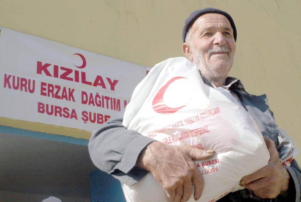 <p>3 Ekim 2005'te Kızılay, ihtiyaç sahibi vatandaşlara erzak yardımında bulunmuştu. (Arşiv)</p>
<p> </p>
