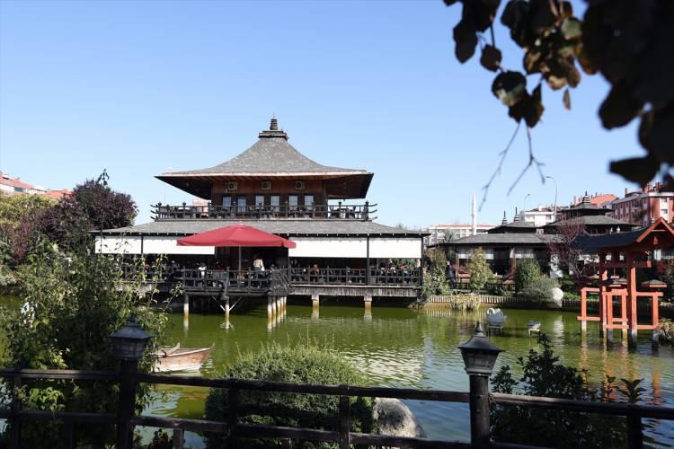 <p>Konya kent merkezindeki Japon Parkı, göleti, balıkları, mimarisine uygun peyzaj düzenlemeleriyle sonbaharda da görenleri hayran bırakıyor.</p>
