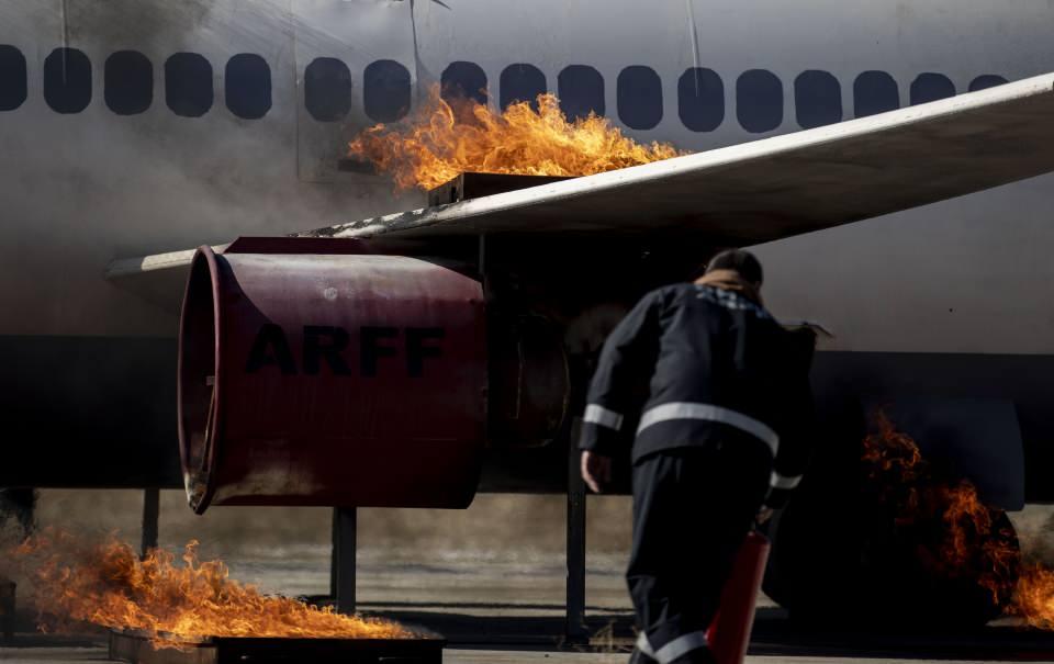 <p>Uçağın motorlarında çıkan yangın, Havalimanı Kurtarma ve Yangınla Mücadele Müdürlüğü (ARFF) ve Ankara Büyükşehir Belediyesi İtfaiye Daire Başkanlığı ekiplerince kimyevi toz ve köpük kullanılarak söndürüldü.</p>

<p> </p>
