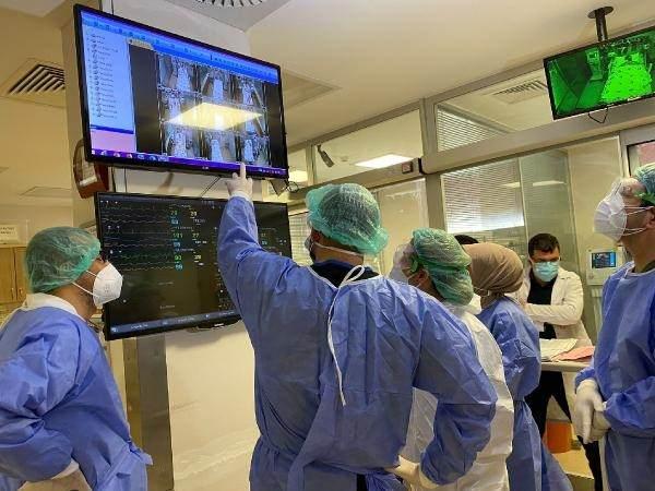 <p>'TÜM HASTALARIN GÖRÜNTÜLERİ ORTAK EKRANDA' Covid-19 Yoğun Bakım Sorumlusu Prof. Dr. Ayşe Özcan, "Hasta odalarını görüntüleyen bir kamera sistemimiz var. Ve tüm hastaların görüntüleri ortak bir ekrana aktarılıyor. Hemşirelerimiz sürekli olarak hastaların kalp hızı, oksijen değerlerini takip ediyorlar ama ayrıca görüntüleri topluca ekrana yansımış oluyor. Böylece hem hastanın vital bulgularını takip ederken hem de görüntülerini görmüş oluyoruz. </p>
