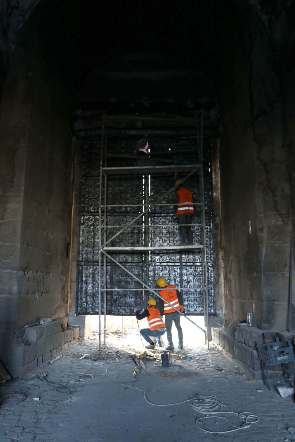 <p>Kültür ve Turizm Bakanlığı Diyarbakır Rölöve ve Anıtlar Müdürlüğünün uzman restoratörlerinin Diyarbakır Surları'nın birçok dönemine tanıklık eden yüzlerce yıllık Mardinkapı, Dağkapı, Urfakapı ve Yenikapı'nın restore edilmesi için geçen yıl kasım ayında başlattıkları çalışmalar tamamlandı.</p>

<p> </p>
