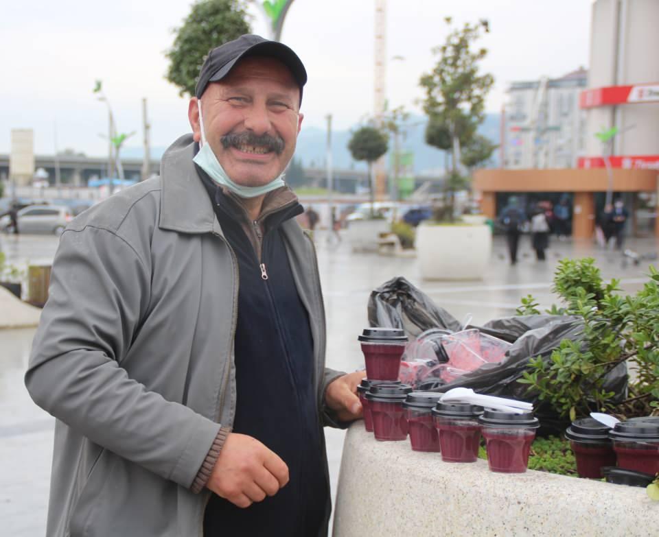 <p><strong>'ÇOK GÜZEL YAPMIŞLAR'</strong></p>
<p>10 kase pepeçura alan İsmail Sarı, “Kucağıma sığdırabildiğim kadar aldım. Yiyebildiğimi yiyeceğim, geri kalanını eve getireceğim. Çok güzel yapmışlar, beğendim” dedi.</p>