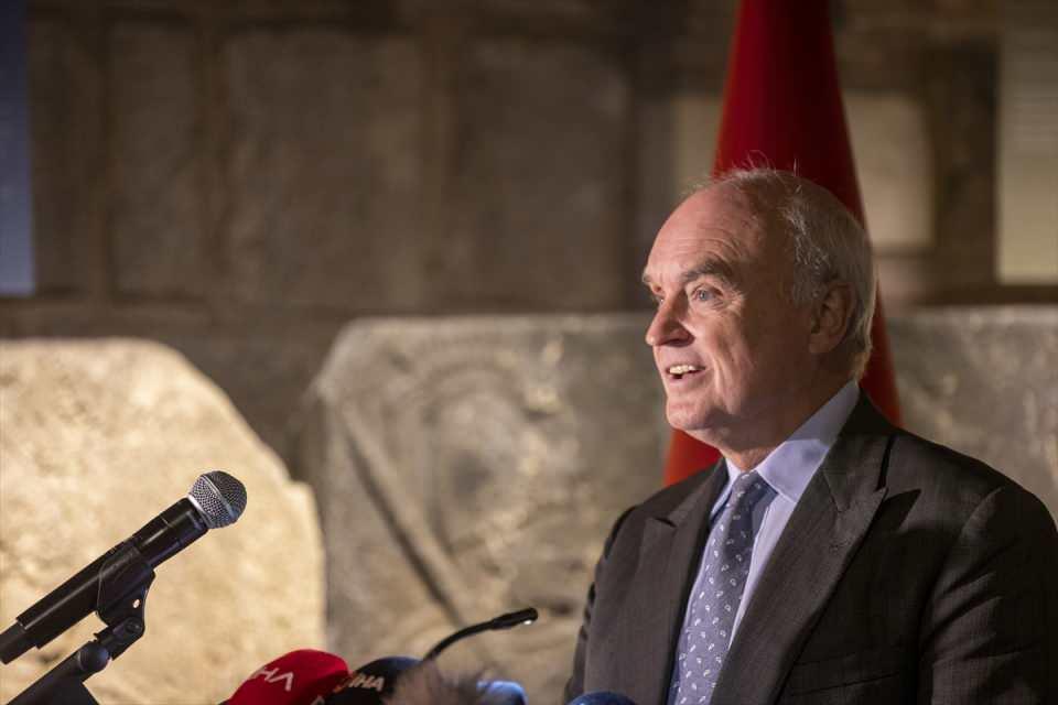 <p>Bochum Üniversitesi akademisyenlerinden maden uzmanı Prof. Dr. Ünsal Yalçın tarafından da sonuçlar teyit edilmiştir. Kültür varlıklarının korunmasına ilişkin hukuki dayanaklarımızın ve bilimsel verilerin Gilbert Vakfı Mütevelli Heyetine sunulmasından sonra Vakıf, tereddüt etmeden eserin ait olduğu topraklara iadesine karar vermiştir. </p>

<p> </p>
