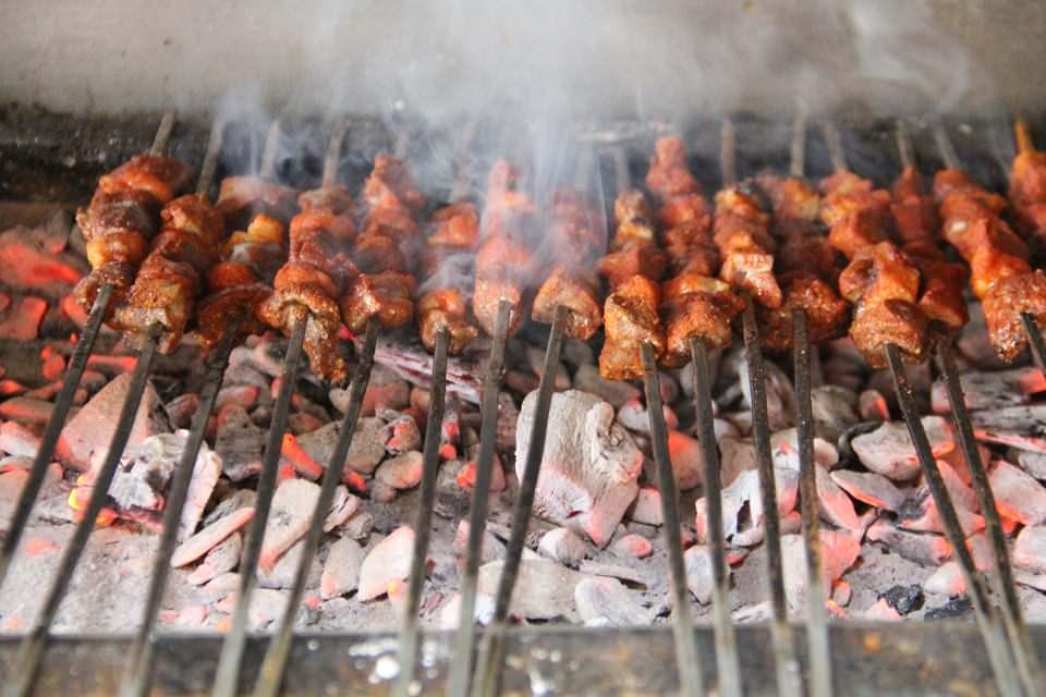 <p>Yanında soğan piyazı, lavaş ve salata konulan ciğer kebabı servis veya dürüm olarak müşterilere sunuluyor.</p>

<p> </p>
