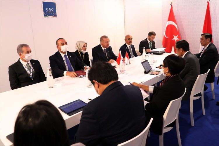 <p>Cumhurbaşkanı Recep Tayyip Erdoğan, G20 Liderler Zirvesi kapsamında Endonezya Devlet Başkanı Joko Widodo ile görüştü.</p>
