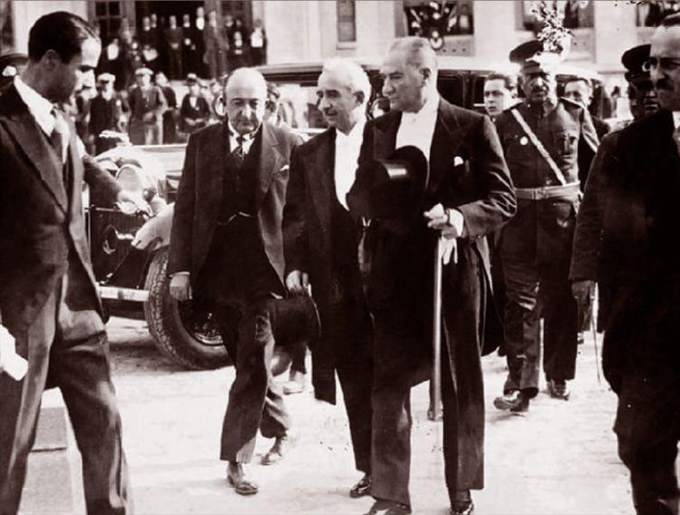 <p>İkinci dönem Türkiye Büyük Millet Meclisinin toplanmasından 2 ay sonra 13 Ekim 1923'te Ankara, Türkiye'nin hükümet merkezi oldu. Artık mevcut rejimin isminin de bütün açıklığı ile konulması, yeni devletin başkanının seçilmesi gerekiyordu.</p>

<p><br />
<strong>Fotoğraf: 29 Ekim 1933'de Mustafa Kemal Atatürk ve İsmet İnönü, 29 Ekim Cumhuriyet Bayramı Kutlamalarında. (Arşiv)</strong></p>
