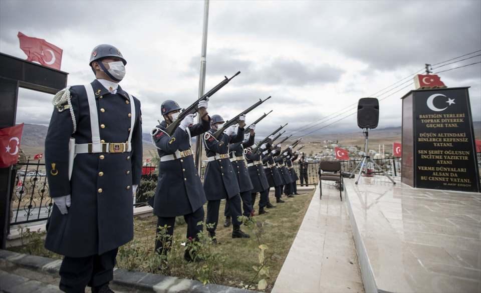 <p>Törene, Erzurum Büyükşehir Belediye Başkan Vekili Fevzi Polat, 9. Kolordu Komutanı Tümgeneral Erhan Uzun, Jandarma Bölge Komutanı Tuğgeneral Mehmet Çimen, İl Emniyet Müdürü Levent Tuncer, İl Jandarma Komutanı Albay İlker Şimşek, Çat Kaymakamı Mustafa Karali, Palandöken Belediye Başkanı Muhammet Sunar, şehit yakınları, gaziler ve vatandaşlar katıldı.</p>
