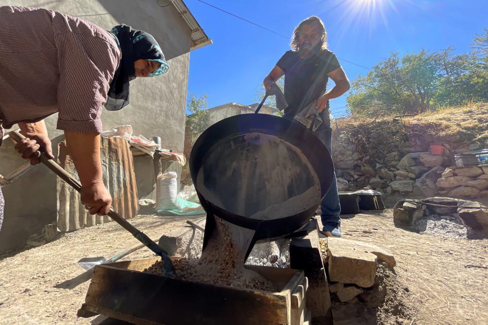 <p>Tatil için İzmir'den gelen Ruhi Tuna da Ağın leblebisini ailece çok beğendiklerini, özellikle soğuk kış aylarında akşamları çayla birlikte tükettiklerini dile getirerek, "Her yıl 100 kilogram İzmir'e götürüyoruz. İzmir'de eşimize dostumuza dağıtıyoruz." ifadelerini kullandı.</p>

<p> </p>
